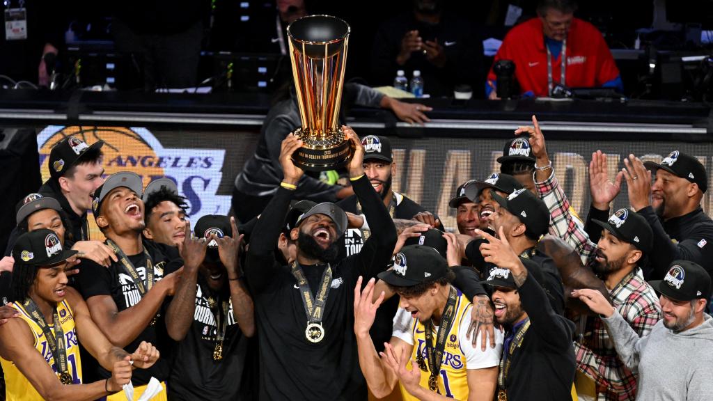 LeBron James levante el trofeo de campeón de la Copa NBA con Los Angeles Lakers.