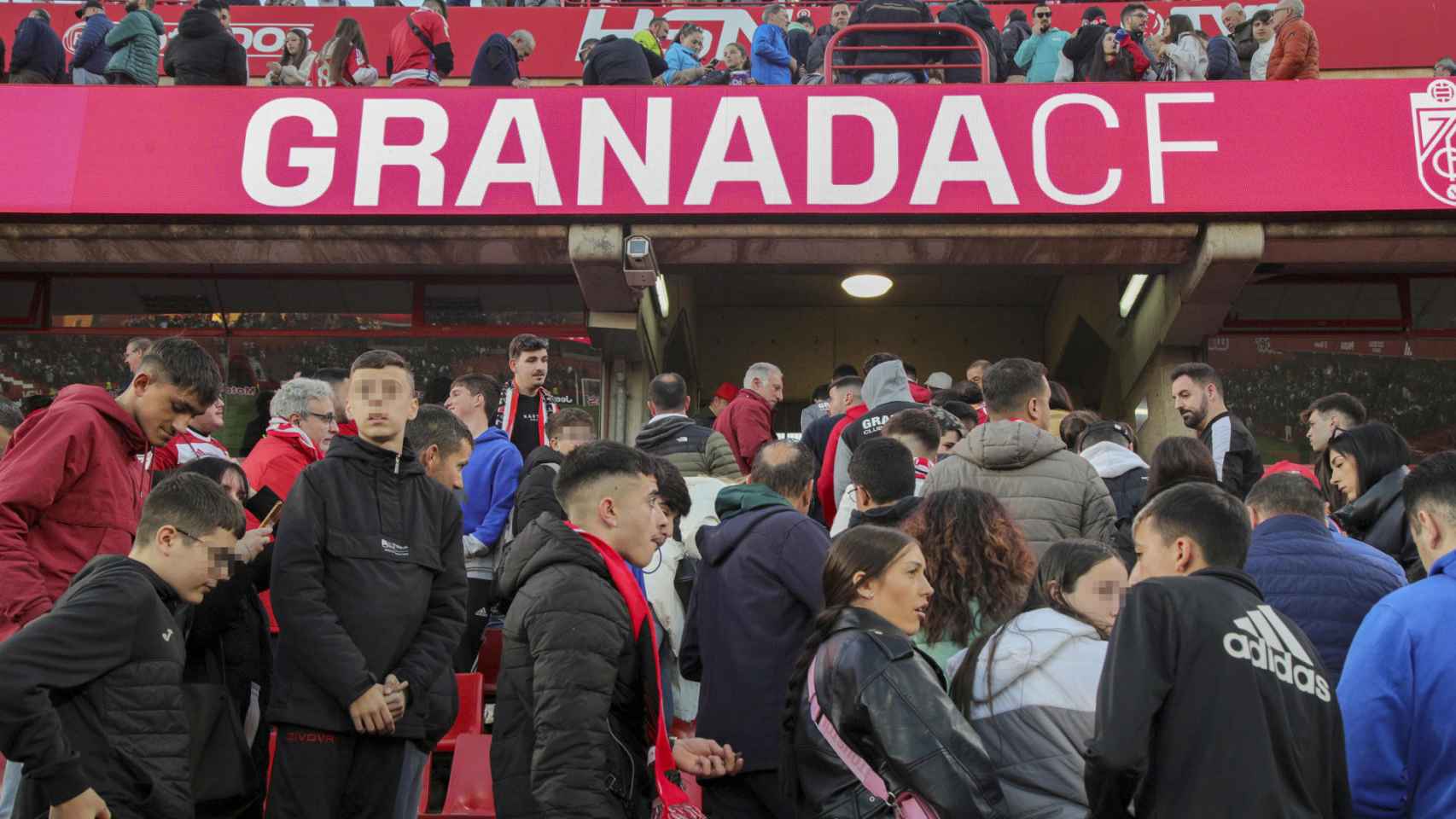 Los aficionados abandonan el estadio Nuevo Los Cármenes tras la suspensión del Granada - Athletic