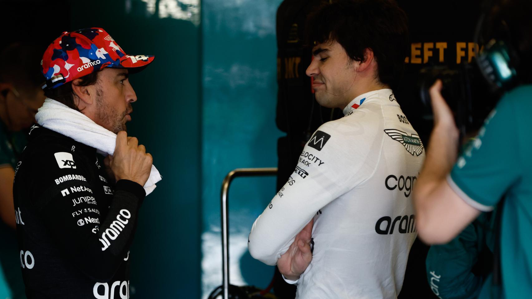 Fernando Alonso, junto a Lance Stroll en el paddock.