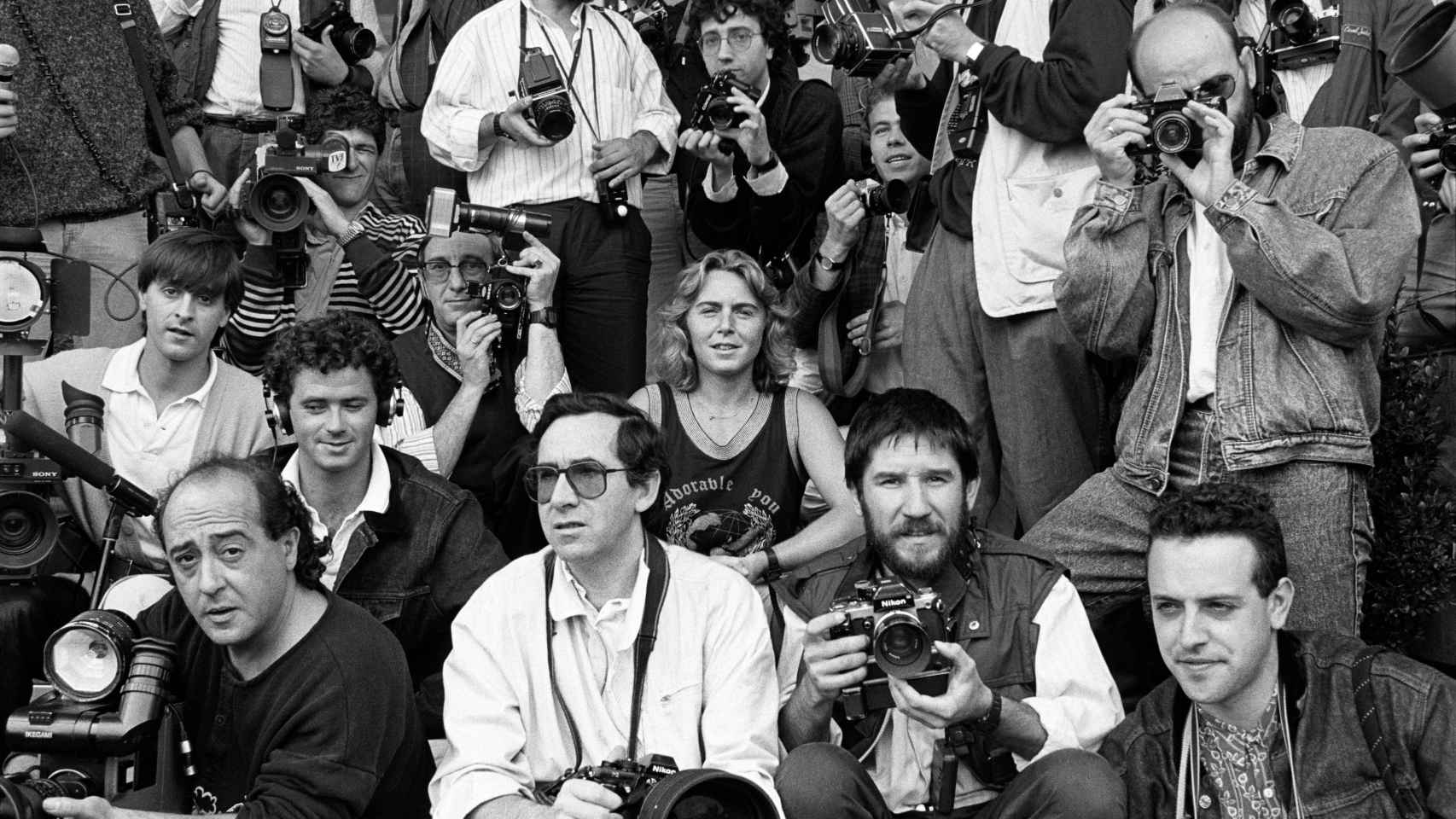 Roman Polanski: Retrato grupal de fotoperiodistas en el Festival Internacional de Cine. En el centro, Isabel Azkarate. San Sebastián, 1988. Kutxateka / Fondo Isabel Azkarate Funtsa