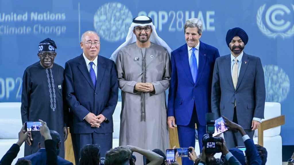 El presidente de la COP28, Sultan Al Jaber (C), posa junto John Kerry (2º D), Xie Zhenhua (2º I) y  Ajay Banga en la COP28.
