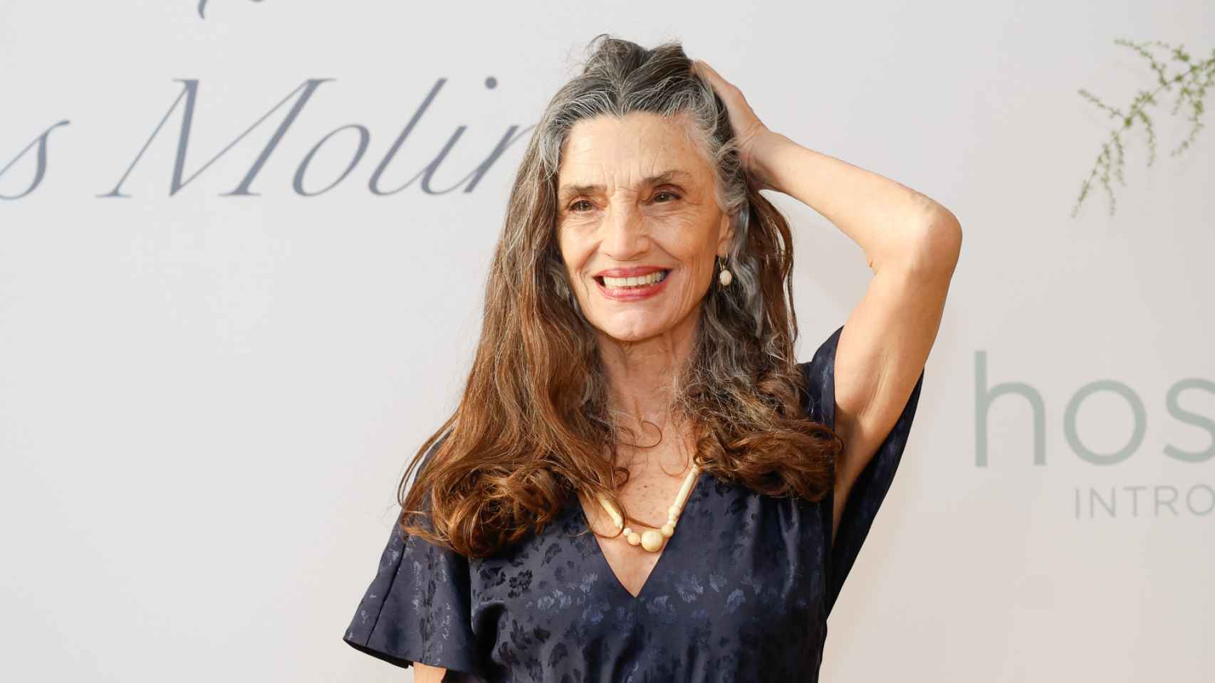 En nuestro país fue la actriz Ángela Molina la primera que se abrazó a la tendencia de cabello gris.