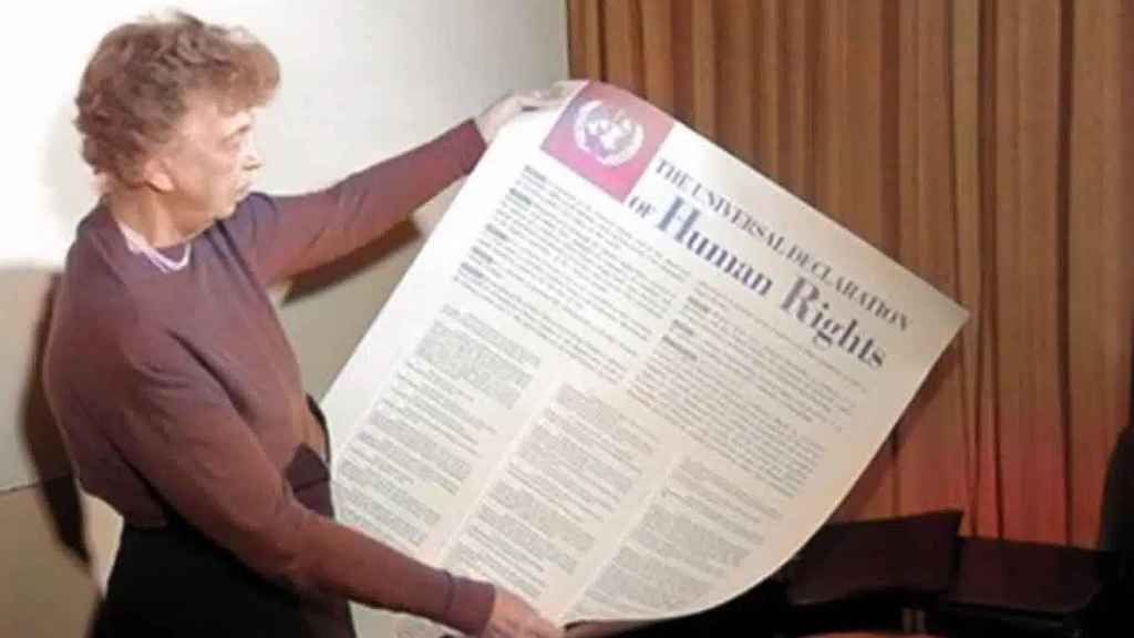 Eleaonor Roosevelt con la Declaración de Derechos Humanos entre sus manos.