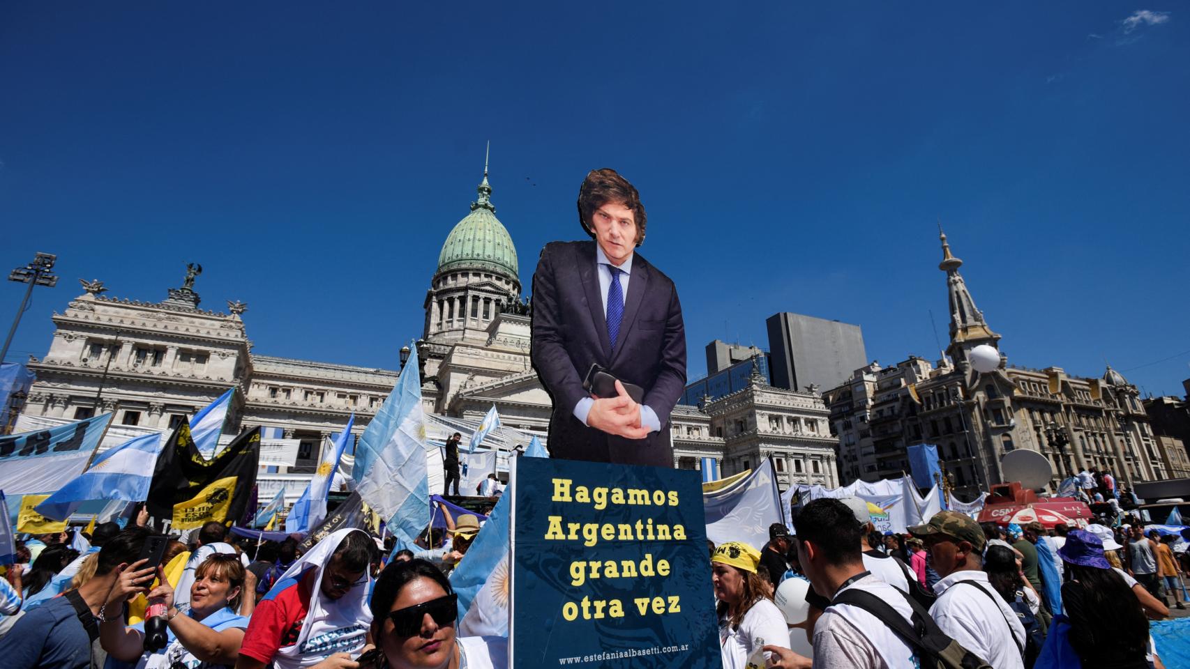 Seguidores de Milei frente a la Asamblea argentina