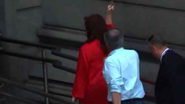 Fernández de Kirchner hace una peineta antes de la investidura de Milei.