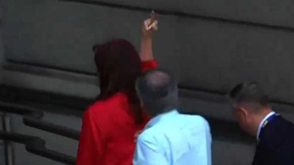 Fernández de Kirchner hace una peineta antes de la investidura de Milei.