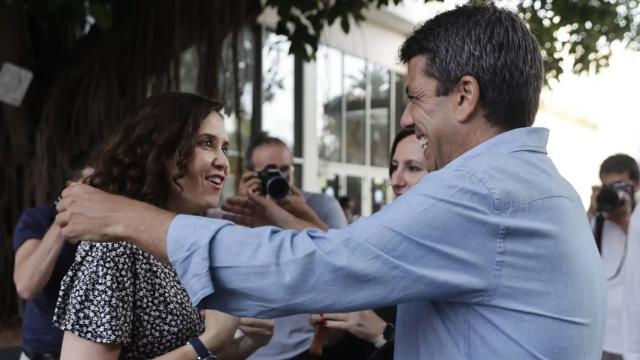 Carlos Mazón e Isabel Díaz Ayuso en una imagen de archivo en las Cortes Valencianas