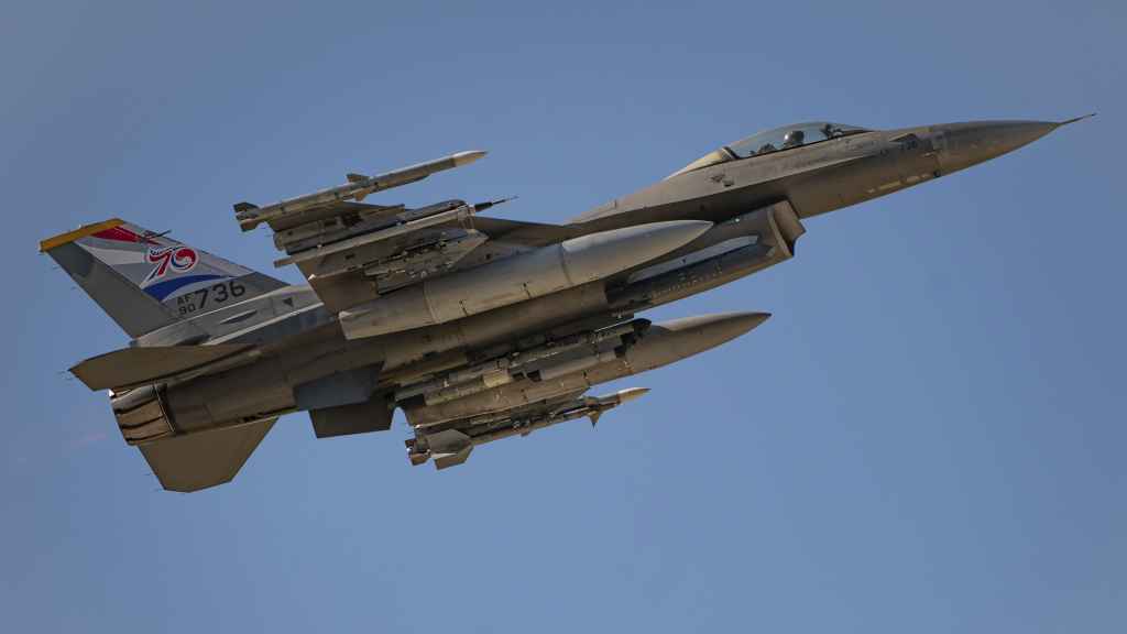 Un avión de combate F-16 de la Fuerza Aérea de EEUU.