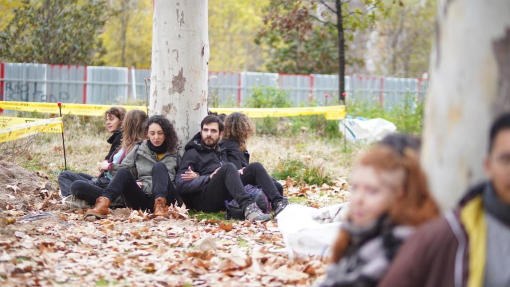 Varios vecinos se encadenan a los árboles en protesta por las talas de la ampliación de la L11