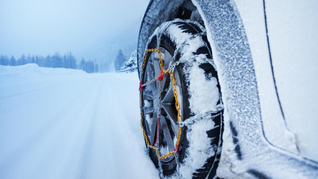 Coche con cadenas en la nieve