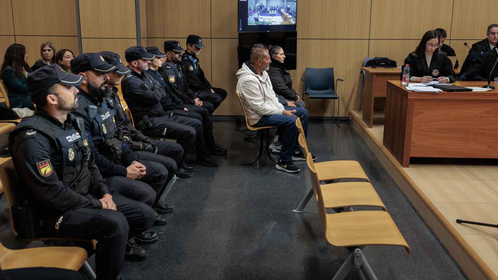 Los acusados en el juicio rodeados de agentes de la Policía.