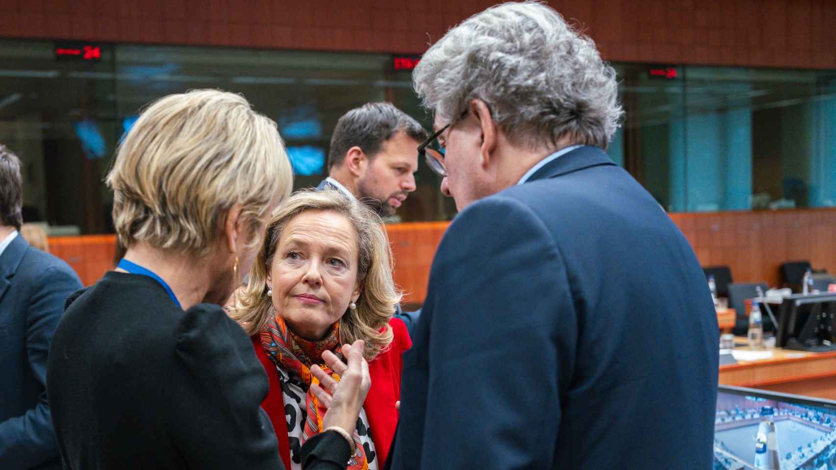 La vicepresidenta primera, Nadia Calviño, en una visita sorpresa durante la celebración del quinto trílogo del Reglamento Europeo de Inteligencia Artificial.