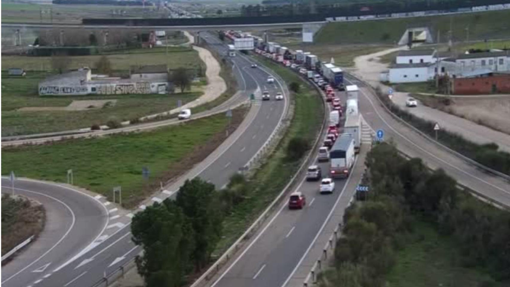 Retenciones en la A-6 por el vuelco de un camión en la provincia de Valladolid