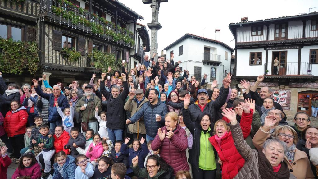 Los vecinos de La Alberca celebrando haber conseguido la iluminación navideña de Ferrero Rocher