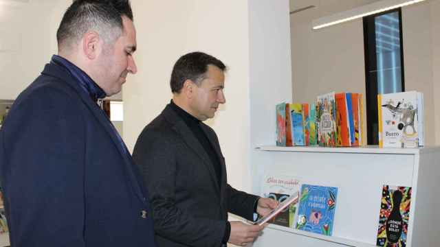 El alcalde de Albacete, Manuel Serrano, ha visitado la nueva biblioteca.