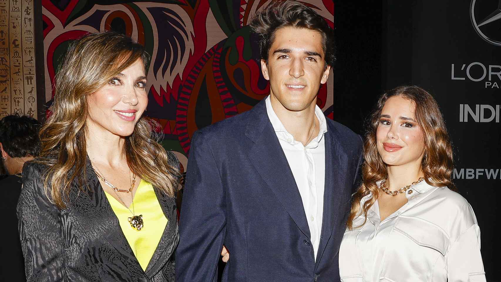 Javier García-Obregón junto a las dos mujeres de su vida: su madre, Paloma Lago, y su futura esposa, Eugenia Gil Muñoz.