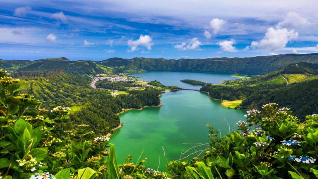 La traducida al castellano como 'laguna de las siete ciudades' en la isla de San Miguel.