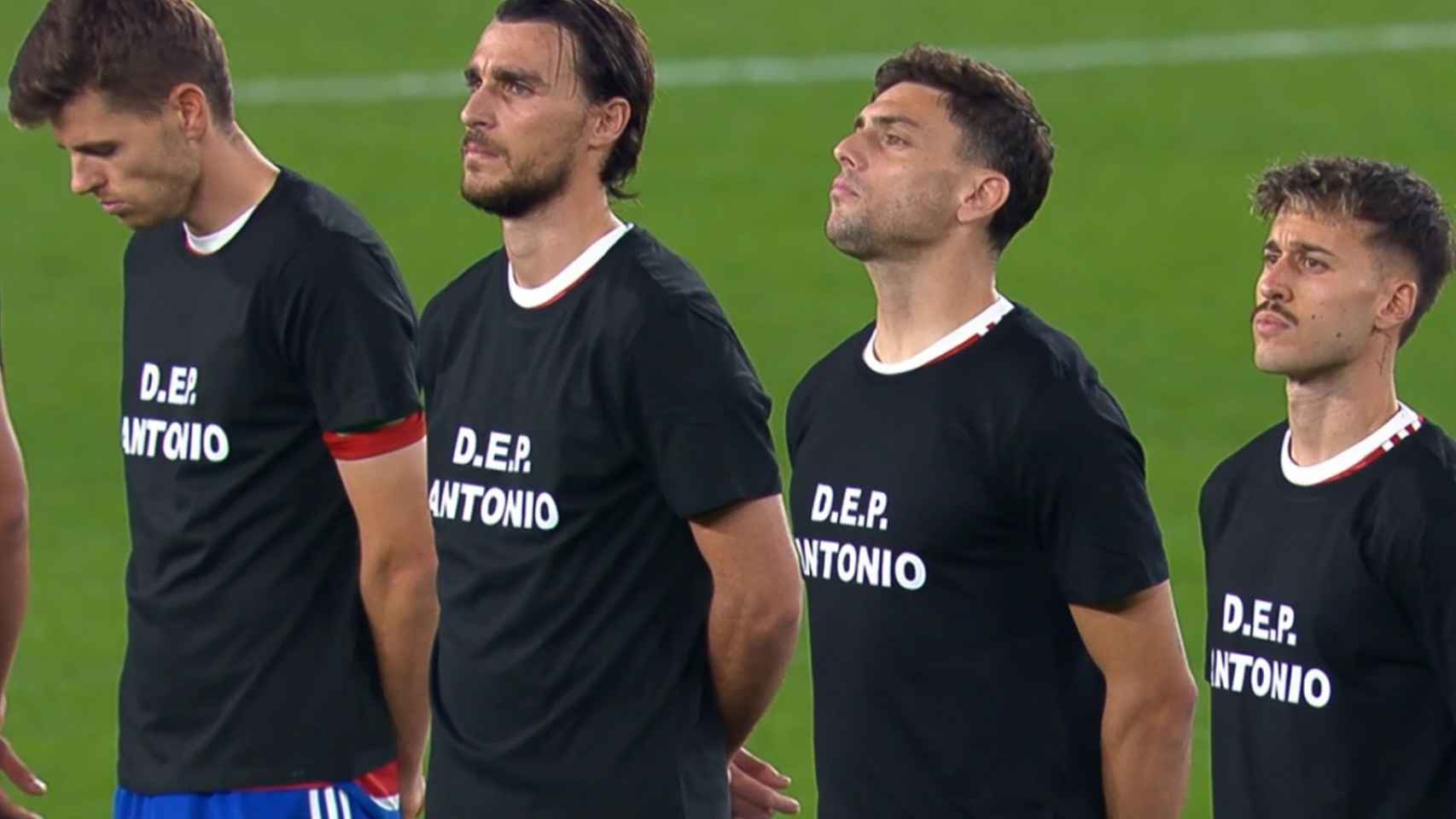 Los jugadores con la camiseta en homenaje al aficionado fallecido.