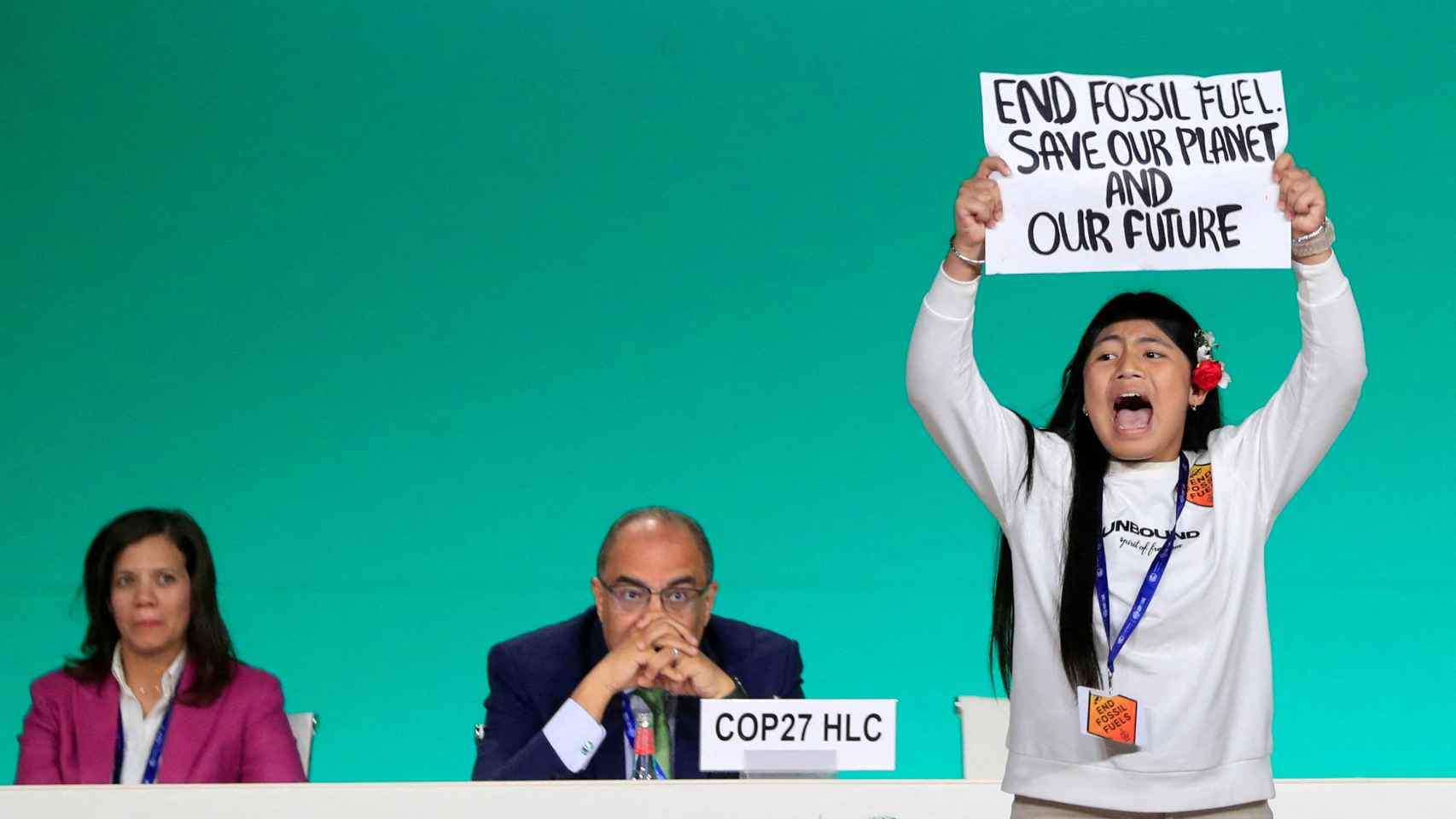 Licypriya Kangujam, una activista climática de India sostiene un cartel contra los combustibles fósiles durante la COP28 de Dubai.