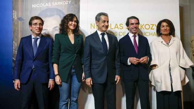 Nicolás Sarkozy en la presentación de su libro junto a José Luis Martínez Almeida, Isabel Díaz Ayuso, José María Aznar y Ana Botella