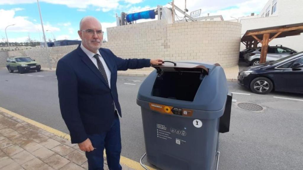 Manuel Villar junto a los contenedor marrones que el Ayuntamiento está instalando en el municipio.