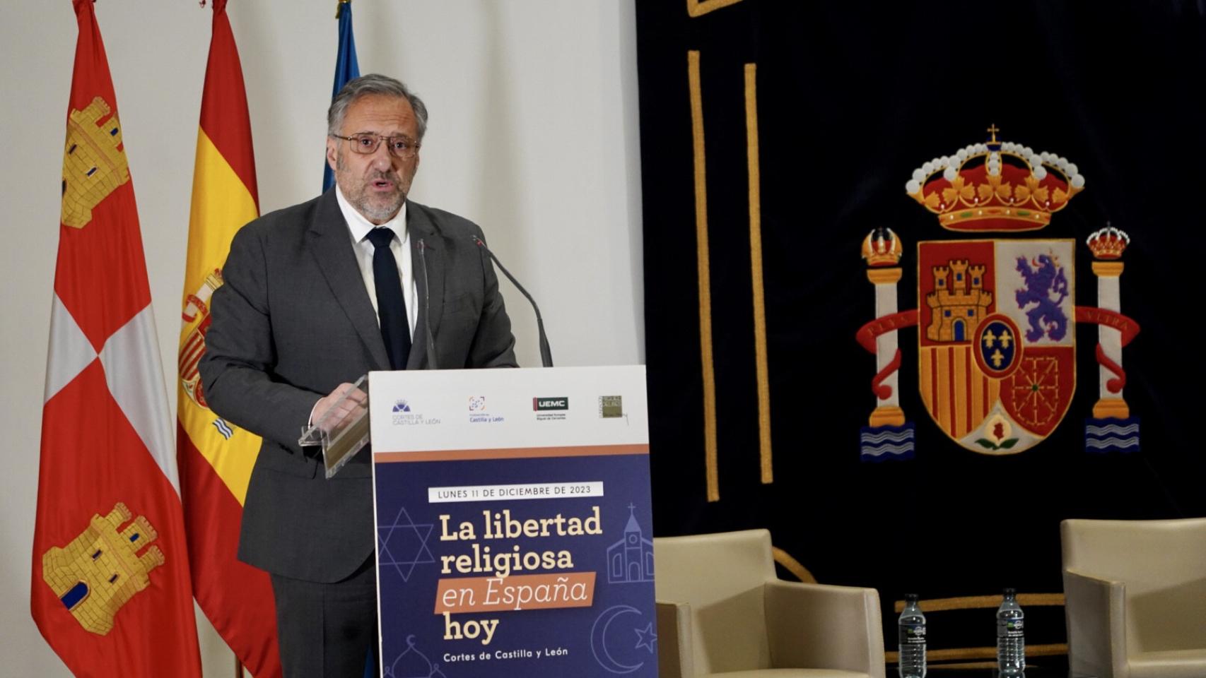 El presidente de las Cortes, Carlos Pollán, durante la inauguración de la jornada 'La libertad religiosa en España hoy' en las Cortes, este lunes.