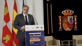 El presidente de las Cortes, Carlos Pollán, durante la inauguración de la jornada 'La libertad religiosa en España hoy' en las Cortes, este lunes.