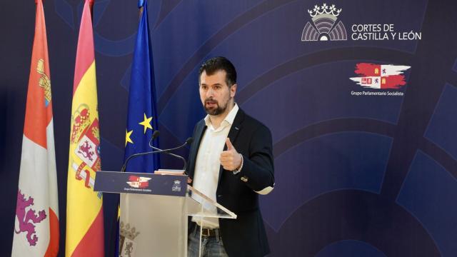 El secretario general del PSCyL, Luis Tudanca, durante la rueda de prensa de este lunes en las Cortes.