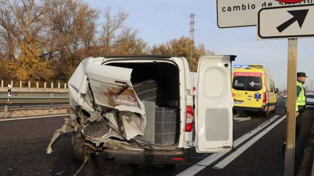 El estado de la furgoneta de reparto tras sufrir el accidente de tráfico