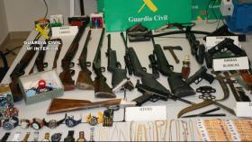 Imagen de algunas de las armas decomisadas por la Guardia Civil al grupo criminal.