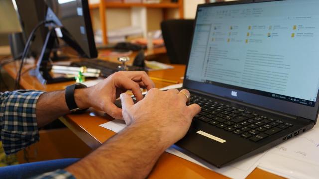 Un trabajador del servicio de telecomunicaciones