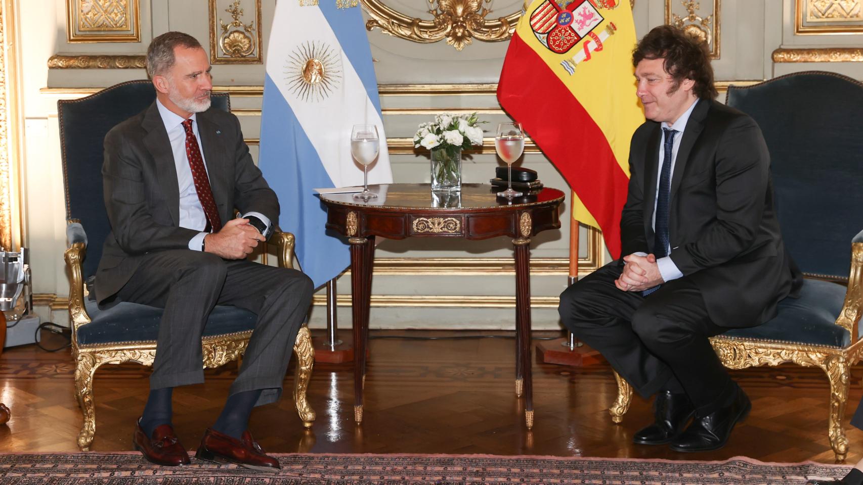 Felipe VI junto a Javier Milei en una reunión con motivo de la toma de posesión del nuevo presidente argentino.
