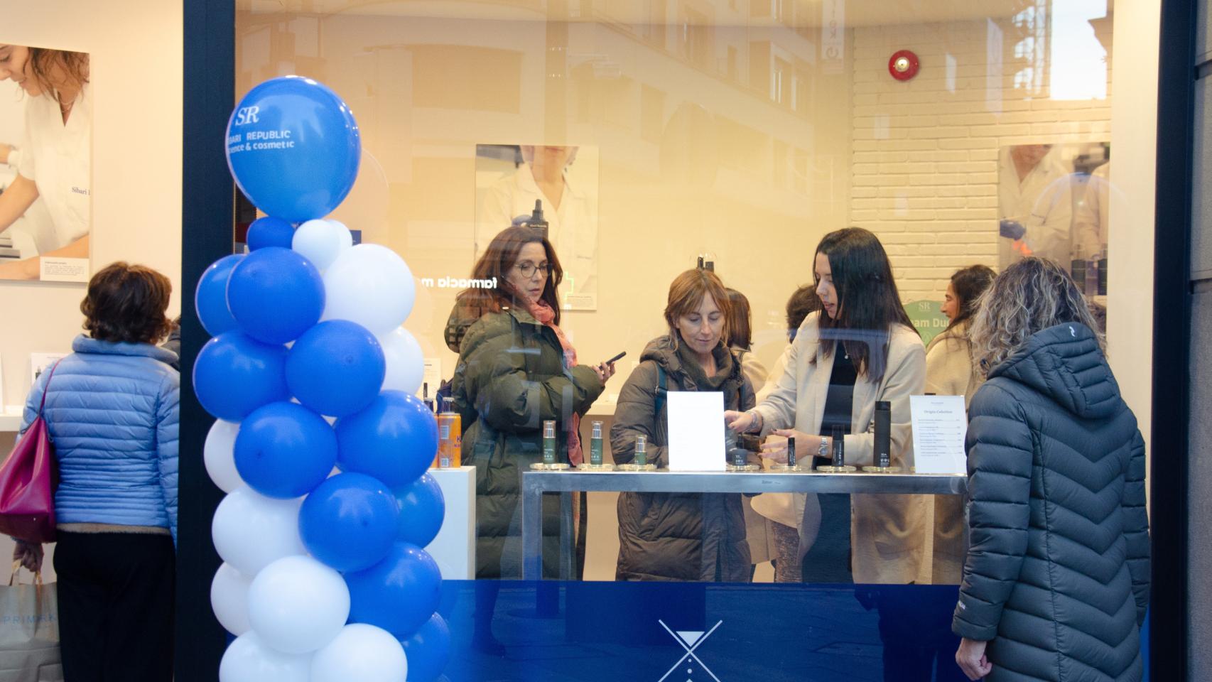 Interior de una de las tiendas efímeras de Sibari Republic.