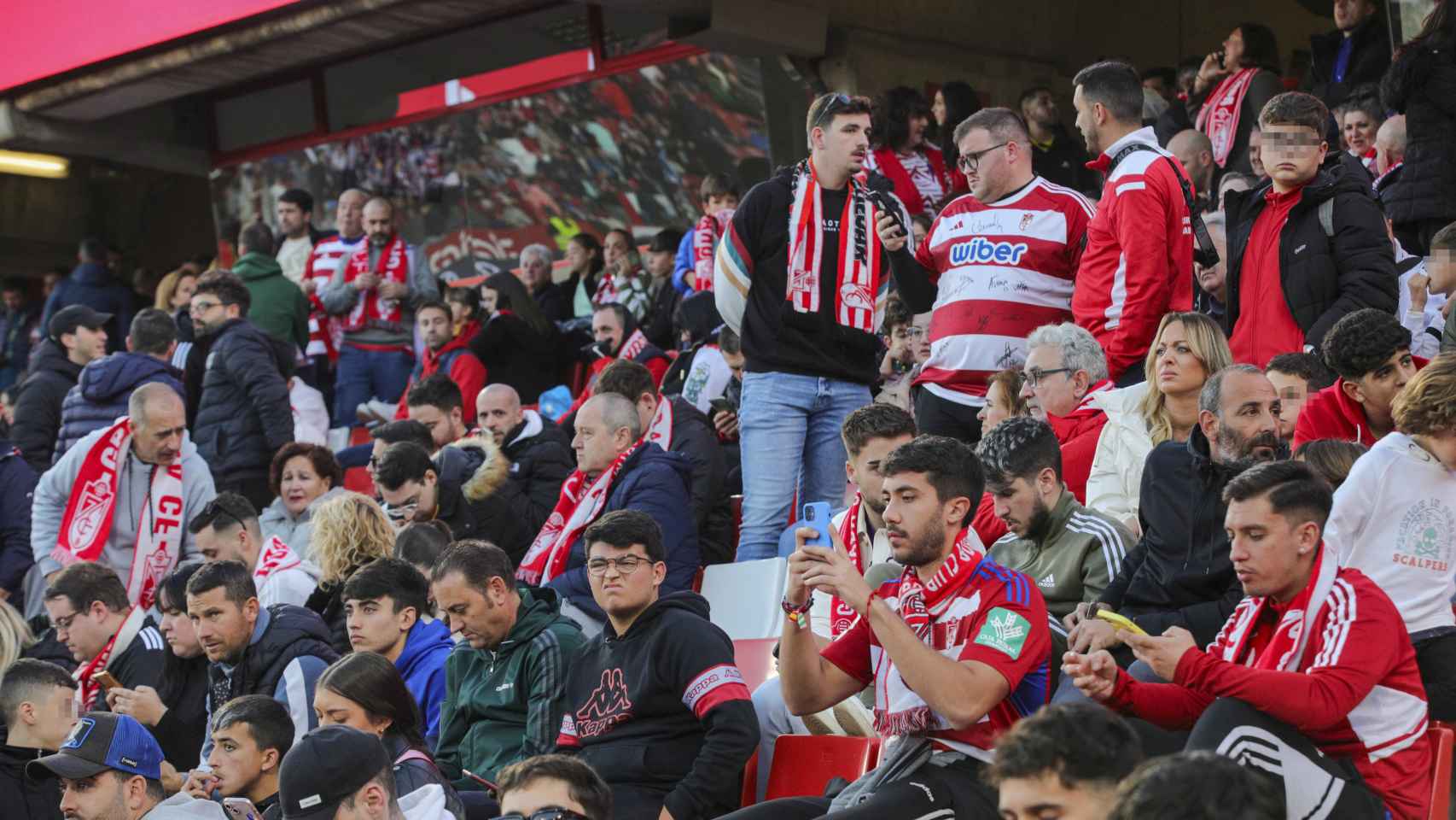 Aficionados del Granada durante el partido contra el Athletic en Los Cármenes