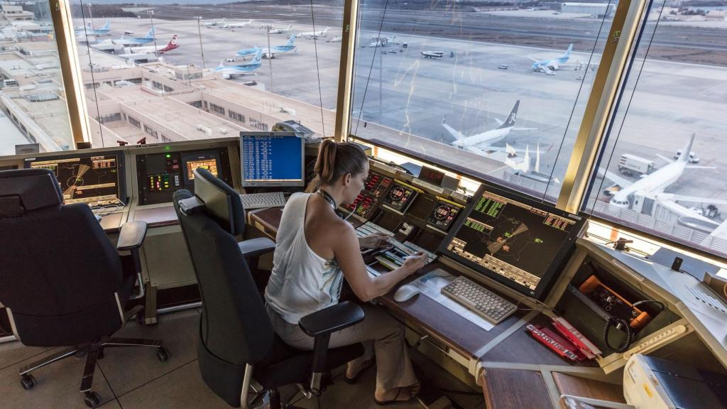 Controladora aérea en la torre de Gran Canaria de Enaire. Foto: Rafael García Sánchez/Europa Press