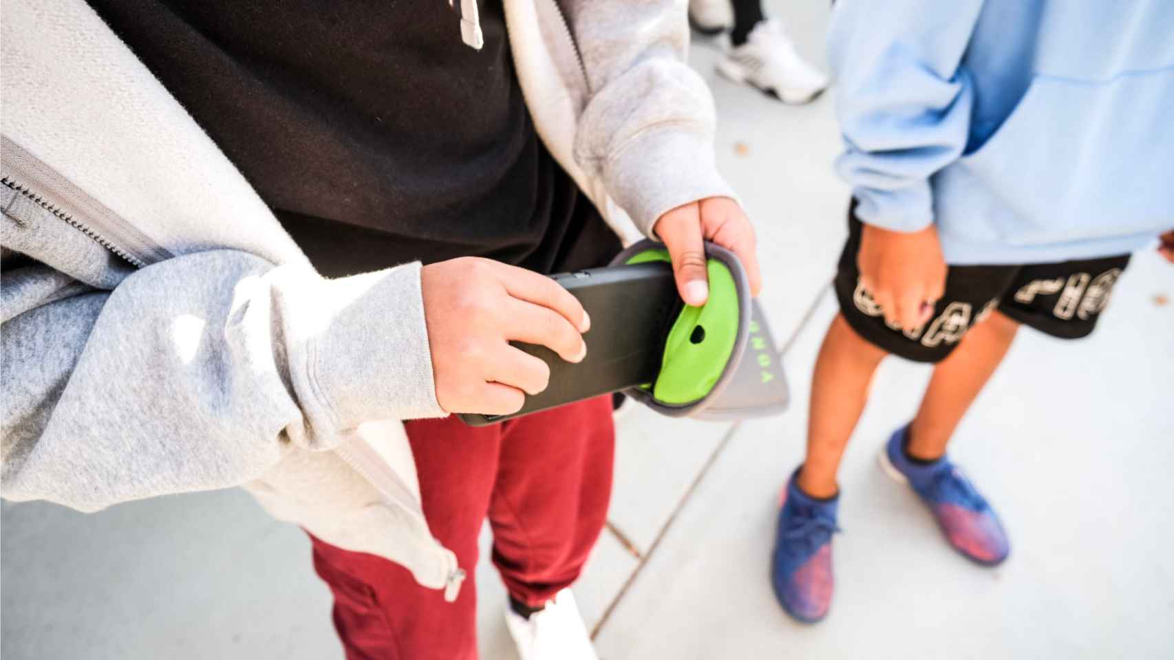Un 'cinturón de castidad' para el smartphone: el invento para que los niños  no usen el móvil cuando no deben