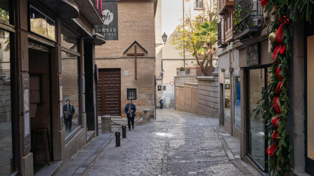 La calle Cadenas de Toledo, con la iglesia de San Nicolás al fondo.