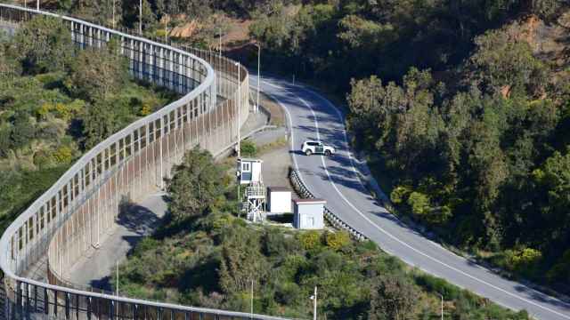 Imagen de la doble valla fronteriza en la zona de Sidi Ibrahim, en Ceuta.