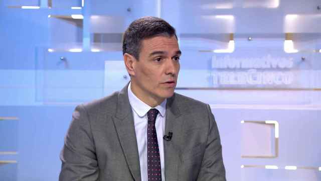 El presidente del Gobierno, Pedro Sánchez, este lunes en la entrevista realizada en Telecinco.