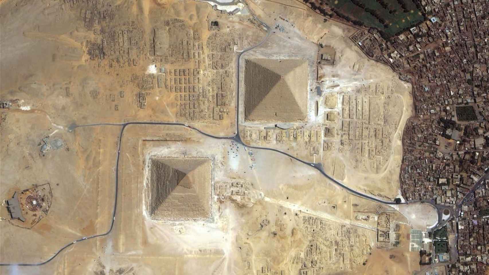 Vista aérea de dos de las pirámides de Guiza.