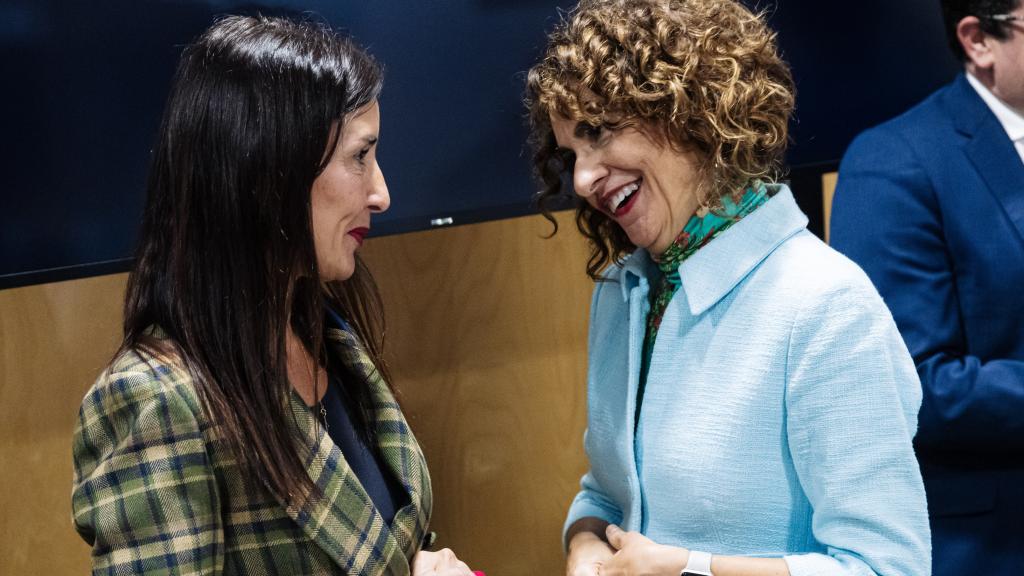 Ruth Merino (Comunidad Valenciana) charla con María Jesús Montero.