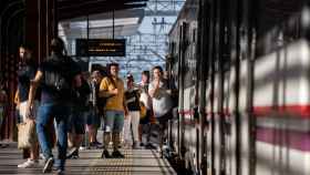 Viajeros en la Estación de Cercanías de Chamartín en verano.