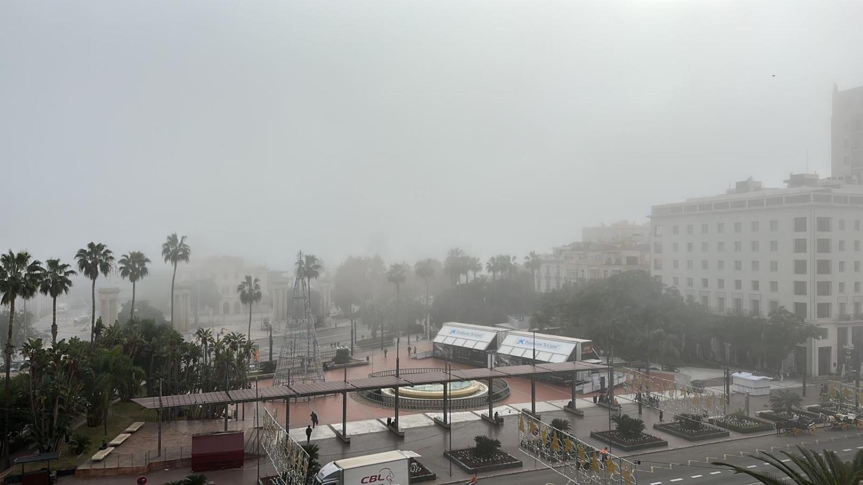 La niebla sorprende a los malagueños este lunes.