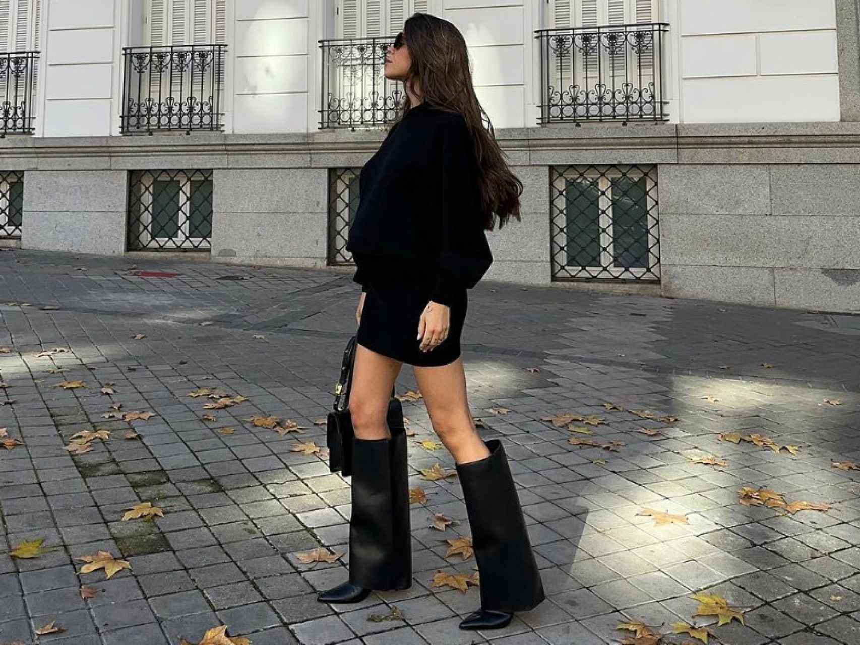 La influencer Violeta Mangriñan con unas botas altas.