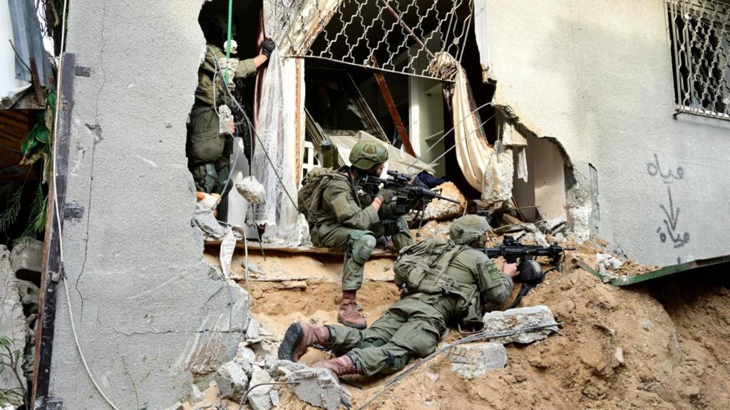 Soldados israelíes operando en el distrito de Shejaiya en Gaza City, este lunes.