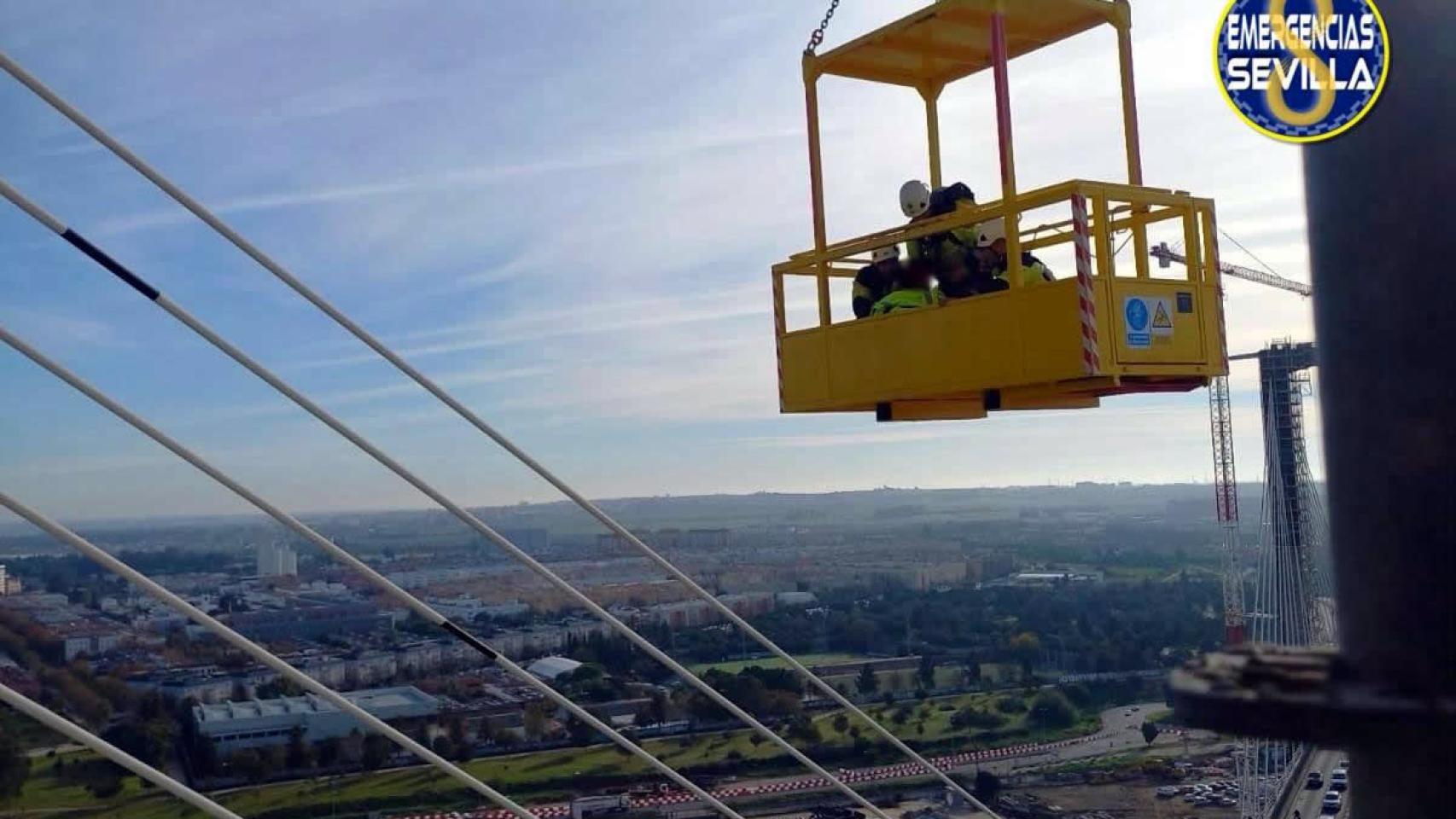 Rescatan a un trabajador que se desmayó a 100 metros de altura.