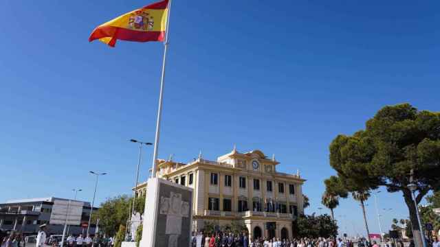 Imagen de una bandera de España en el puerto de Málaga