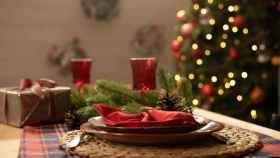 Una mesa decorada con motivos navideños.