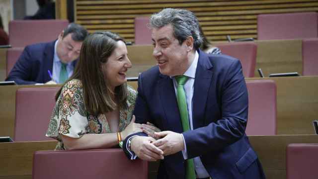 La síndica de Vox en las Cortes Valencianas, Ana Vega, con el diputado José María Llanos
