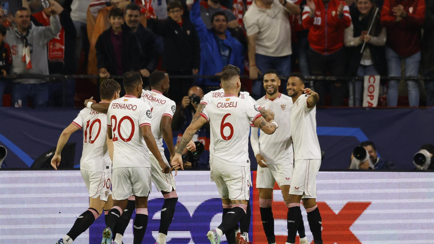 El Sevilla celebra un gol en la Champions League